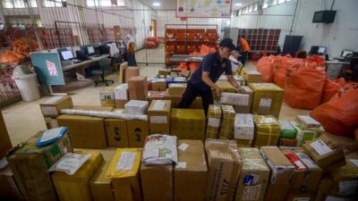 Pos Indonesia Pilar Komunikasi dan Distribusi Barang